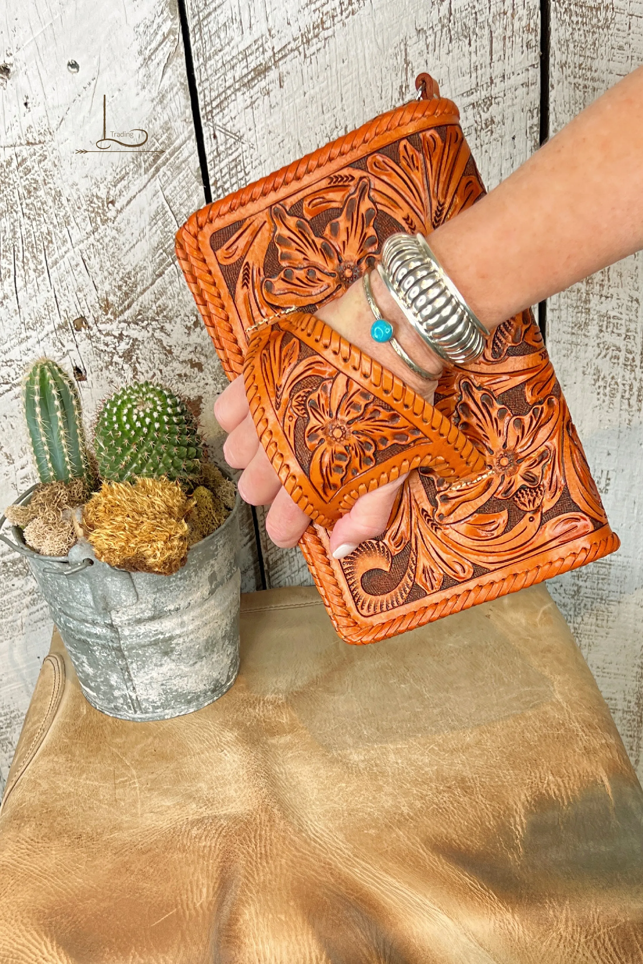 El Guantes Clutch/Crossbody in Pumpkin