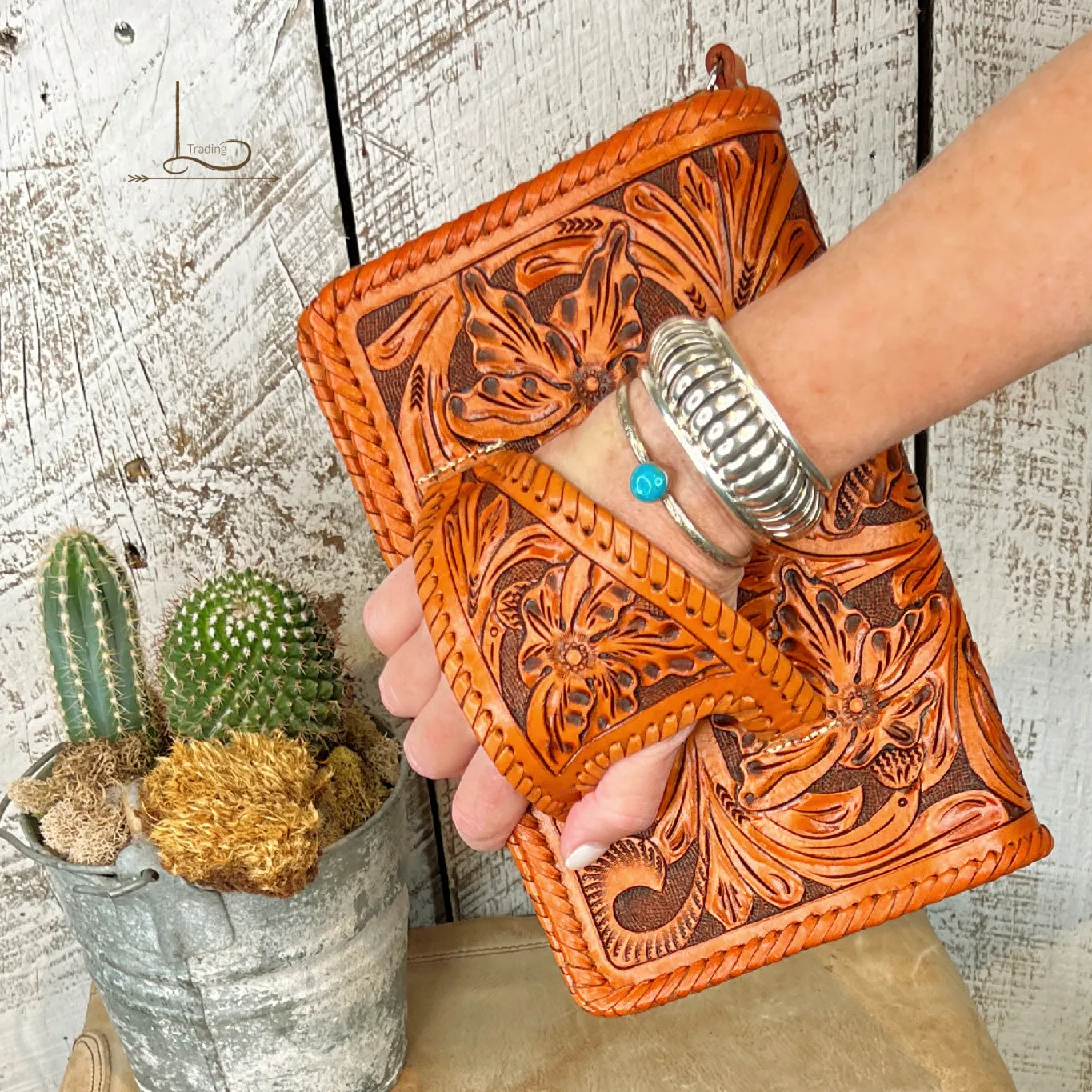 El Guantes Clutch/Crossbody in Pumpkin